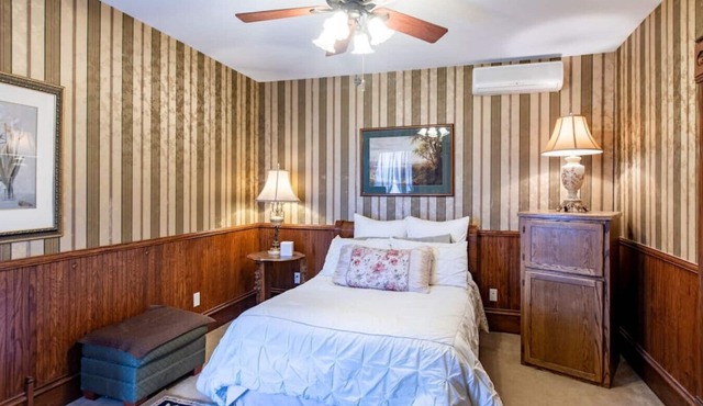 GH9 · #9 Grant House-The Douglass State Room