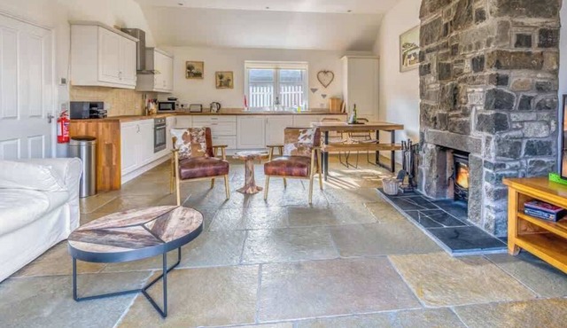 Ghillie's Cottage on the River Lochay