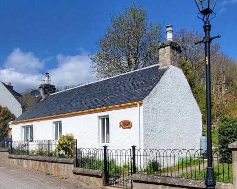 Ghillies Cottage, Loch Ness