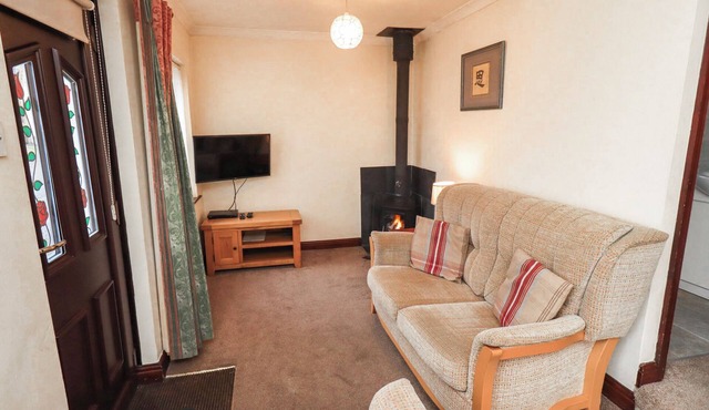 GHYLL BANK BUNGALOW, pet friendly, with open fire in Staveley