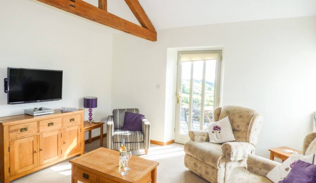 GHYLL BANK BYRE, pet friendly, character holiday cottage in Staveley