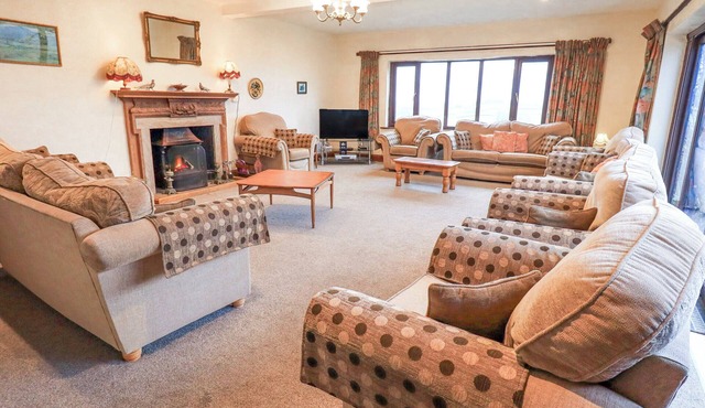 GHYLL BANK HOUSE, pet friendly, character holiday cottage in Staveley