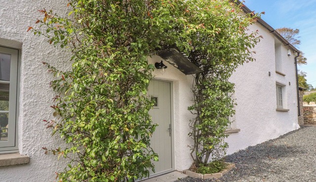 GHYLL COTTAGE, pet friendly, with open fire in Milnthorpe