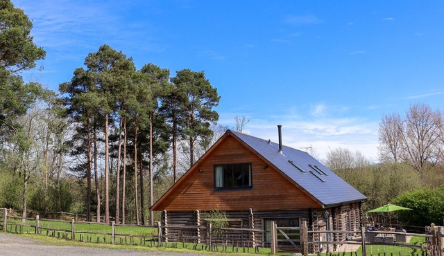 GHYLL PARK FARM, pet friendly, character holiday cottage in Horam