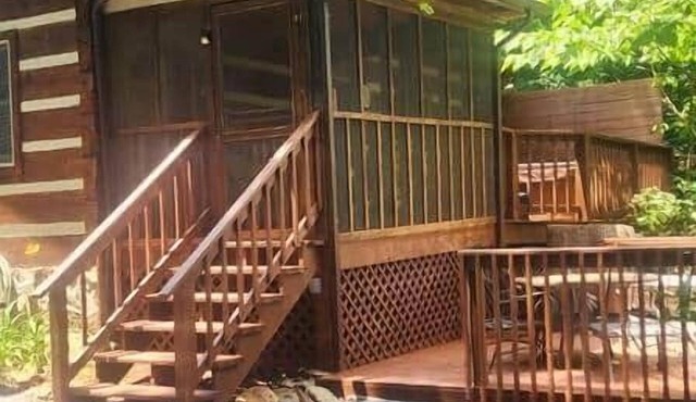 Gi Gi’s Getaway! 55in tv, Hot tub !