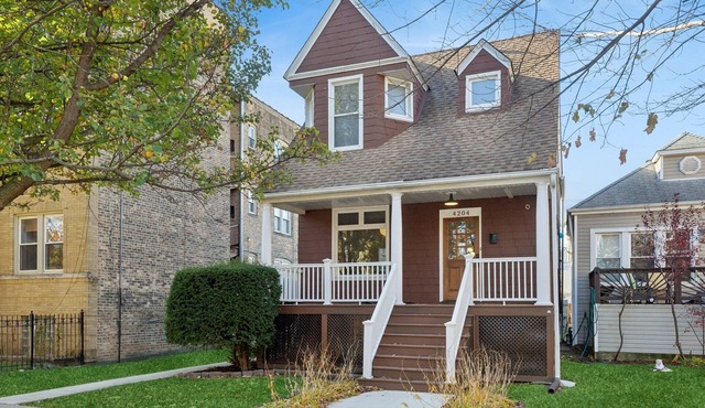 Giant 5-Bedroom Home w/Pool Table, 15 Min to Wrigley & Downtown