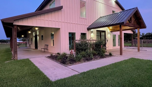 Giant Farmhouse in Santa Fe that sleeps 21