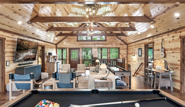 Giant Luxury 10BR Cabin Huge Outdoor Area, Pool