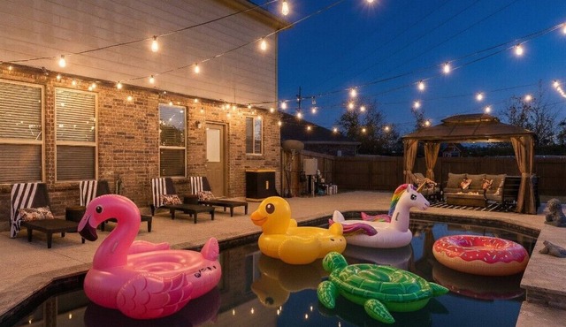 Giddyup Getaway: Western Oasis w/Pool! 4bd 9 beds