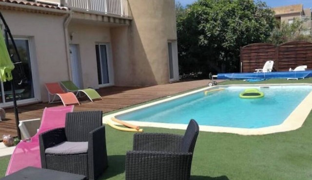 GIENS, T2 in owner's villa with swimming pool
