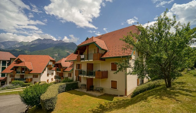 Giez | 3BR Duplex for 12 + 2 Pools On-Site!