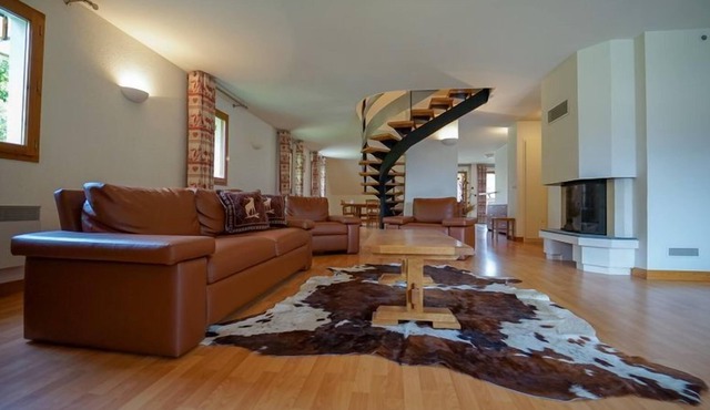 Giez | 3BR Duplex for 6 + 2 Pools On-Site!