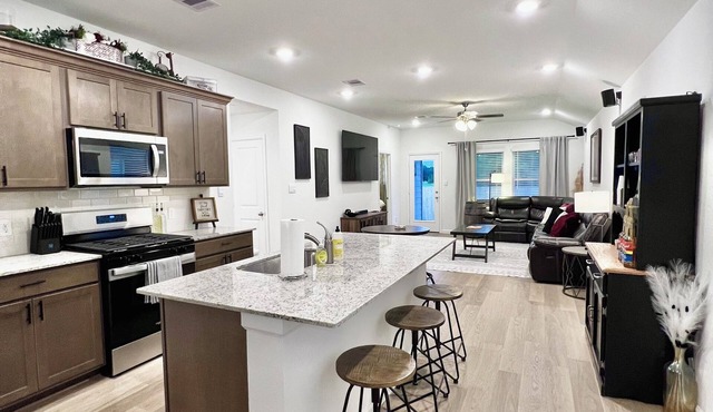 GIG ’EM LANE 3BR Grill & Fire Pit Coffee Bar 75" TV Near Hwy 6