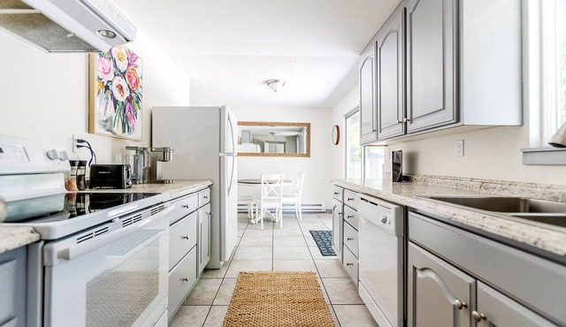 Gig Harbor Cozy Get Away, Bring Fido - Park like Backyard