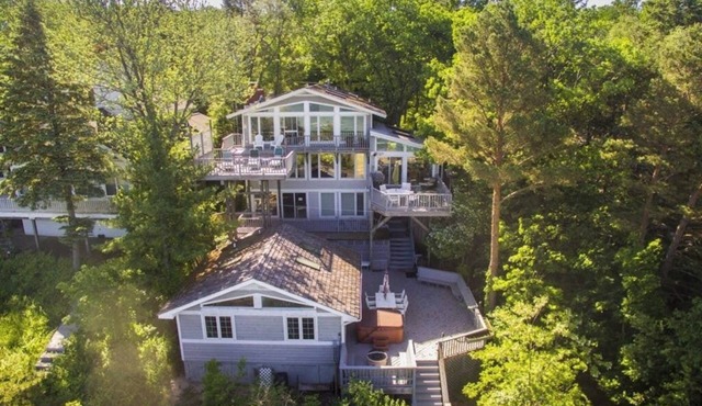 Gigantic lakefront home with private hot tub, washer/dryer, AC, deck, & firepit