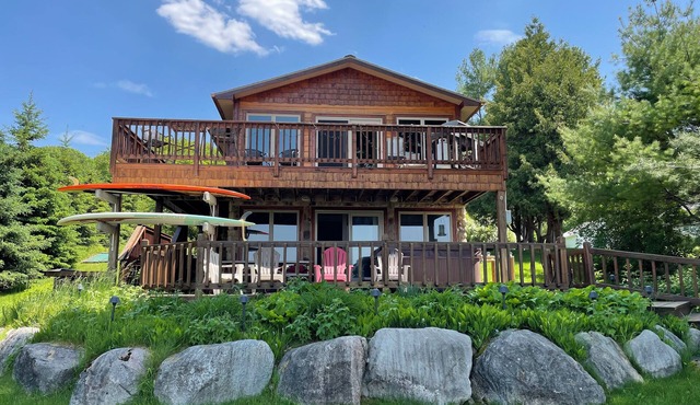 Giggles on Torch Lake - cozy lakefront cabin w/BRAND NEW furniture and hot tub