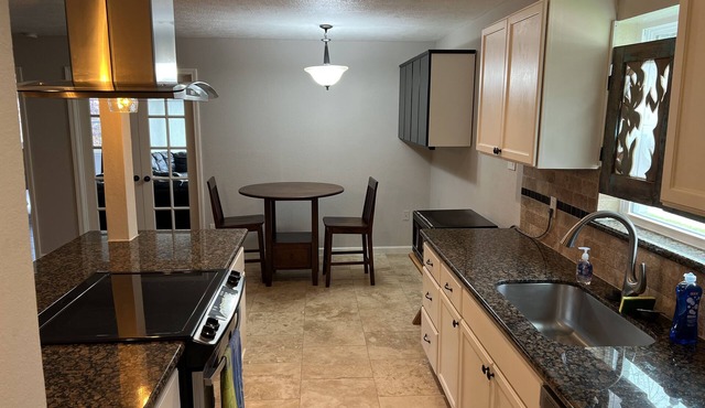 Gigi’s Cottage! Beautiful House Near Kemah and Johnson's Space Center. It's