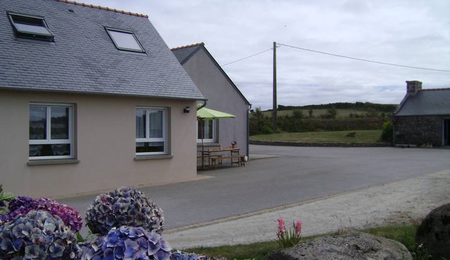 Giîte between land and sea <