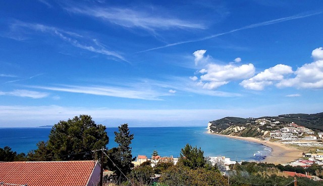 Gikas Apartments - Superior Suite - 100 meters from the beach