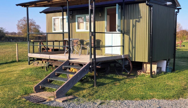 GILBERRY SHEPHERDS HUT, romantic, with open fire in Church Stretton