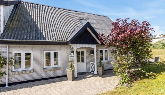 "Gilbert" - 500m from the sea by Interhome