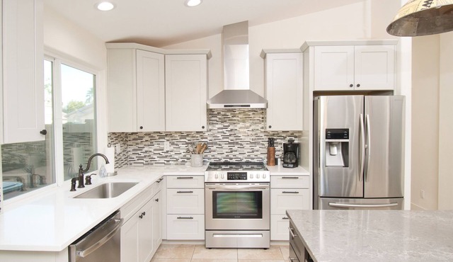 Gilbert Ranch Retreat & Non Heated Pool. Walk to Shops and Restaurants.