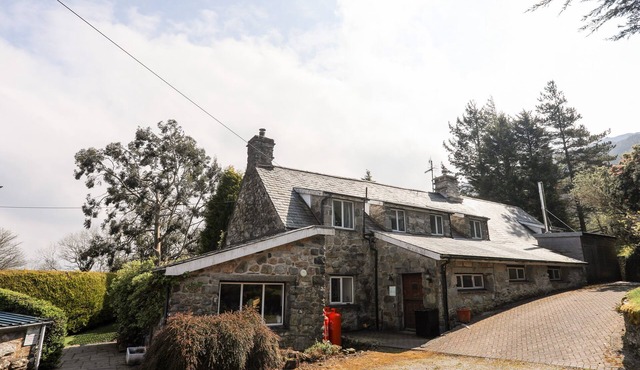 GILFACHWYDD, pet friendly, character holiday cottage in Dolgellau