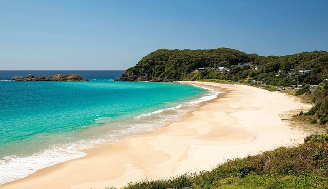 Gili Cottage a beautiful sun filled pet friendly home next to the ocean"