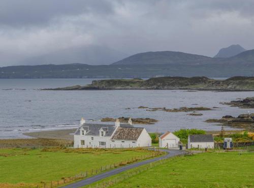 Gillean House-Spectacular beachfront property-Skye