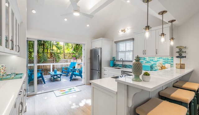 GILLEY'S PLACE ~ Fully Renovated 1 Bedroom, 1 Bath Cottage in Old Town!