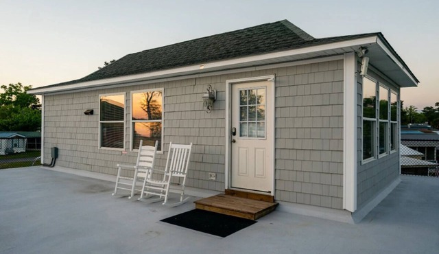 GilligansIslandResort.com White Lake Waterfront Cottage Pier w/boat access pool