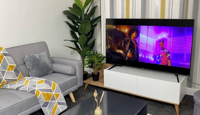 Gillingham cosy 3 bedroom with free WiFi & parking