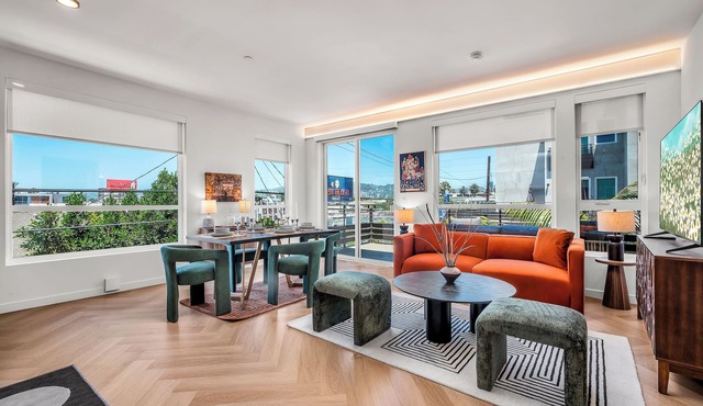 Gillis House 2BRDM, Pool, Gym, 2 Parking & Views!