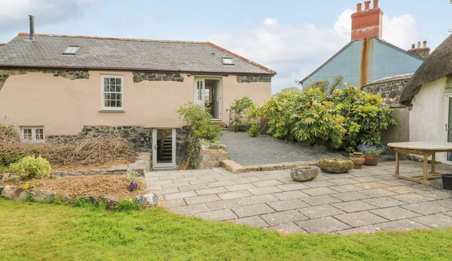 GILLY SKYBER, pet friendly, with a garden in Mawgan