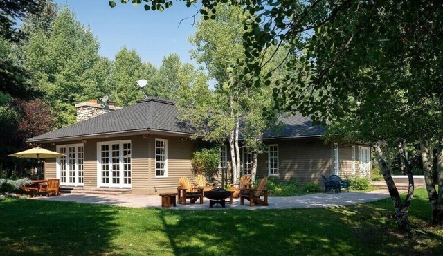 Gimlet Family Home | Close to Lift with Hot Tub!