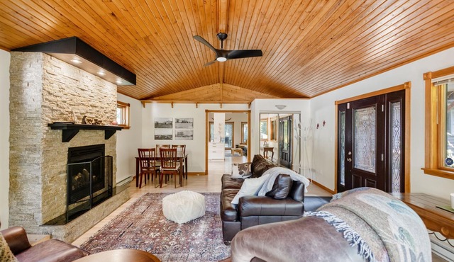 Gimli Lakefront Cottage