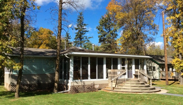 Gimli ,Loni Beach main cottage plus guest house