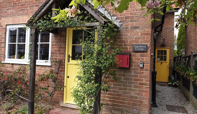 GINGERBREAD COTTAGE, family friendly, with open fire in Canterbury