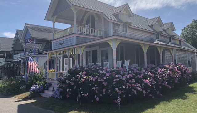 Gingerbread cottage with stunning Oak Bluffs Harbor View