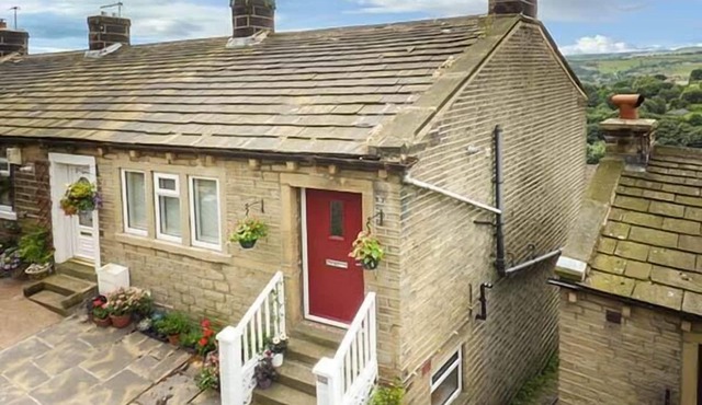 GINNEL CORNER, family friendly, character holiday cottage in Golcar
