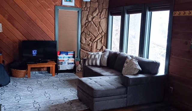 Girdwood ski cabin. Wild Iris Chalet .5 miles from daylodge.