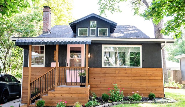 Girls Getaway w/GlamRoom, Sleeps 12, Patio & Fire Pit Walk to Shop, Dink & Dine