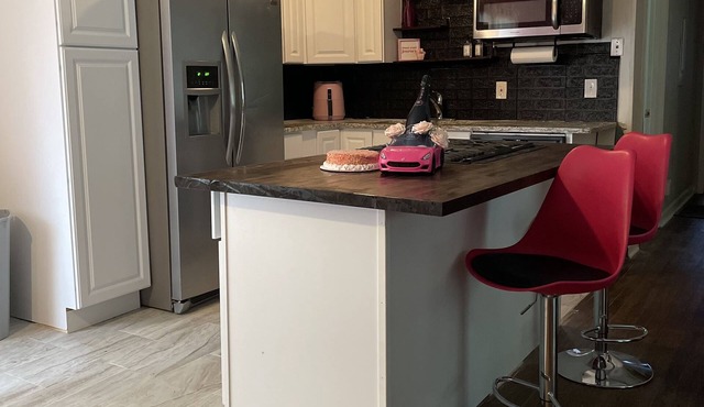 Girly Theme bungalow, 10 minutes to downtown. 25 minutes to the airport.