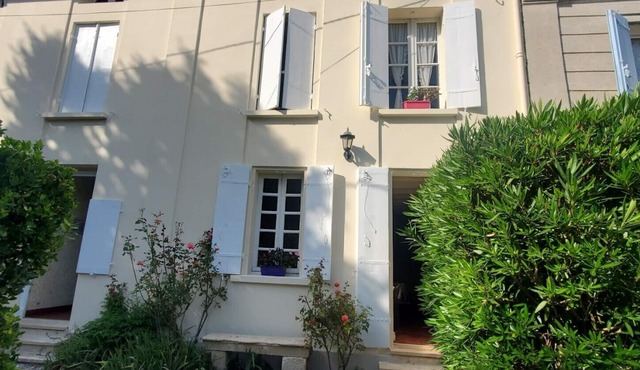Gironde style house bordering the river