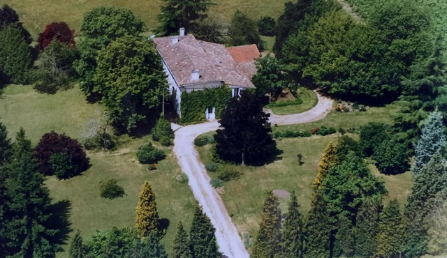 Girondine nineteenth fully renovated in the heart of vineyards. Pool/Park.