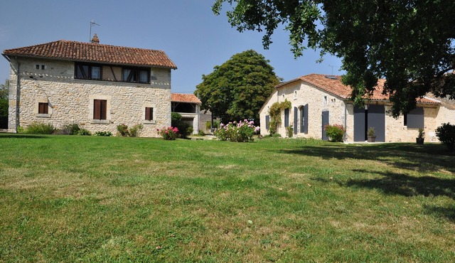 Gites de la Baine: square house and fenestrous