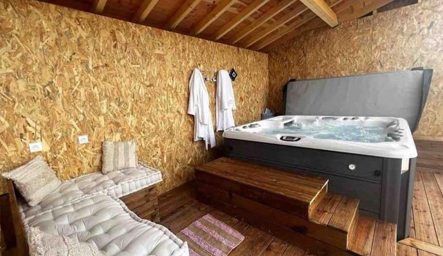Gite à la ferme avec jacuzzi et piscine chauffée