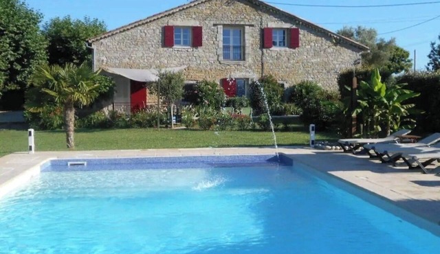 Gite 10/18 pers, private swimming pool, on the river bank between Provence and Ardèche