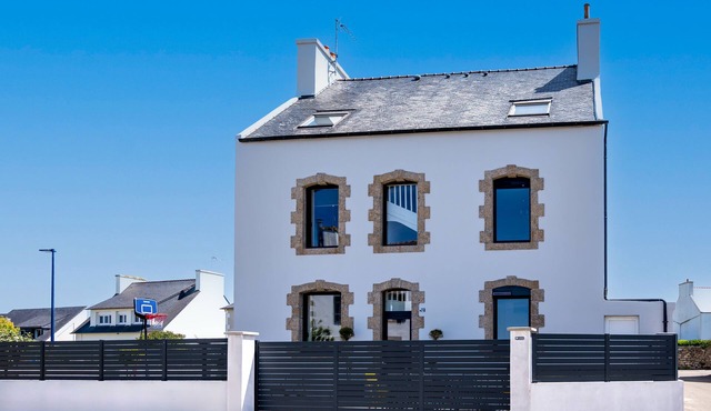 Gîte 12/14 sleeps in village 50m from the sea