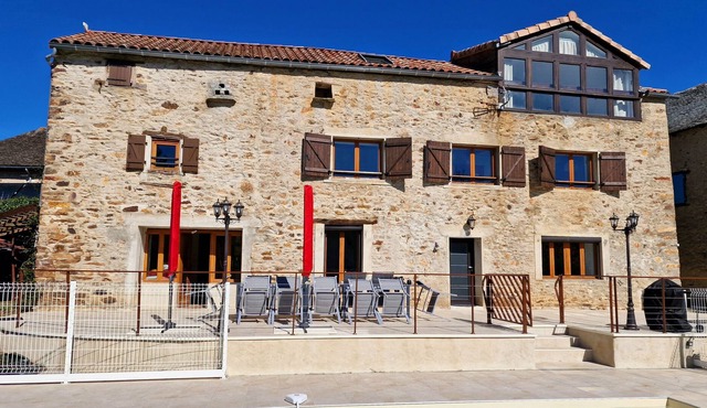 Gite 15 pers Tarn Aveyron with heated swimming pool